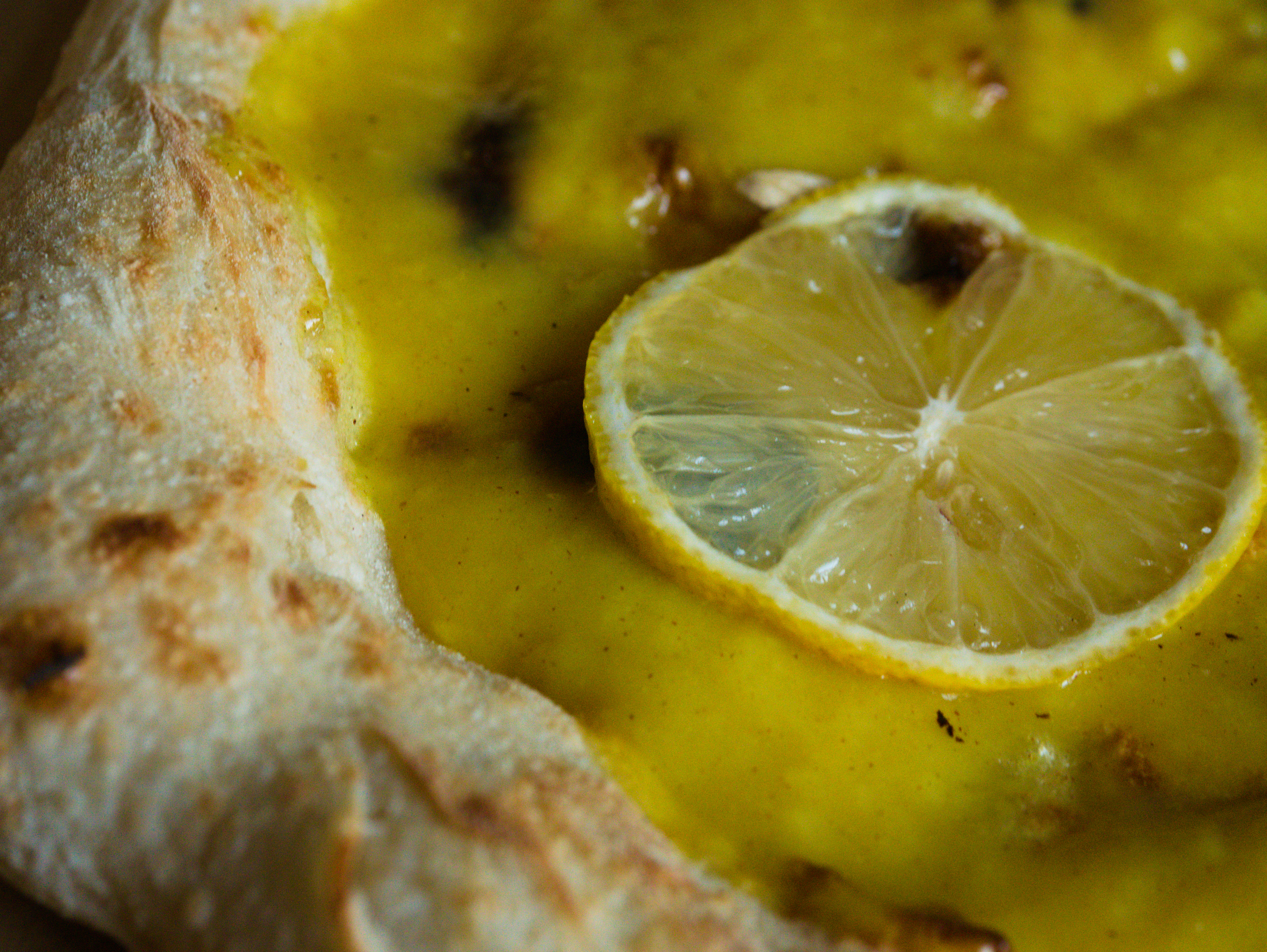 Nahaufnahme von der Lemon Curd Pizza die bei La Pizza Cantata Süden und Sonne heißt . Detmold