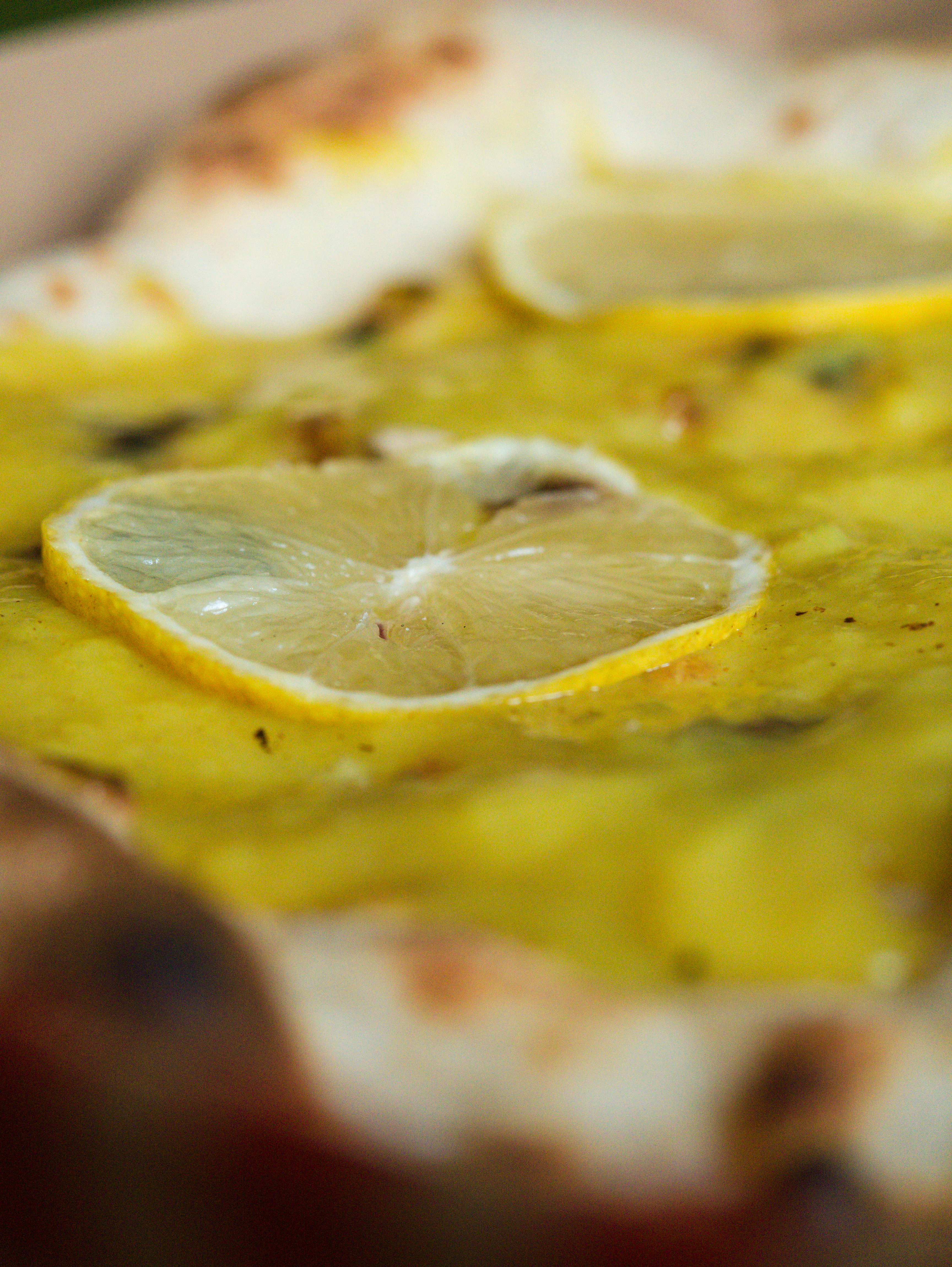 Eine süße Nachtischpizza mit Zitronencreme und Zitronenscheiben. Detmold