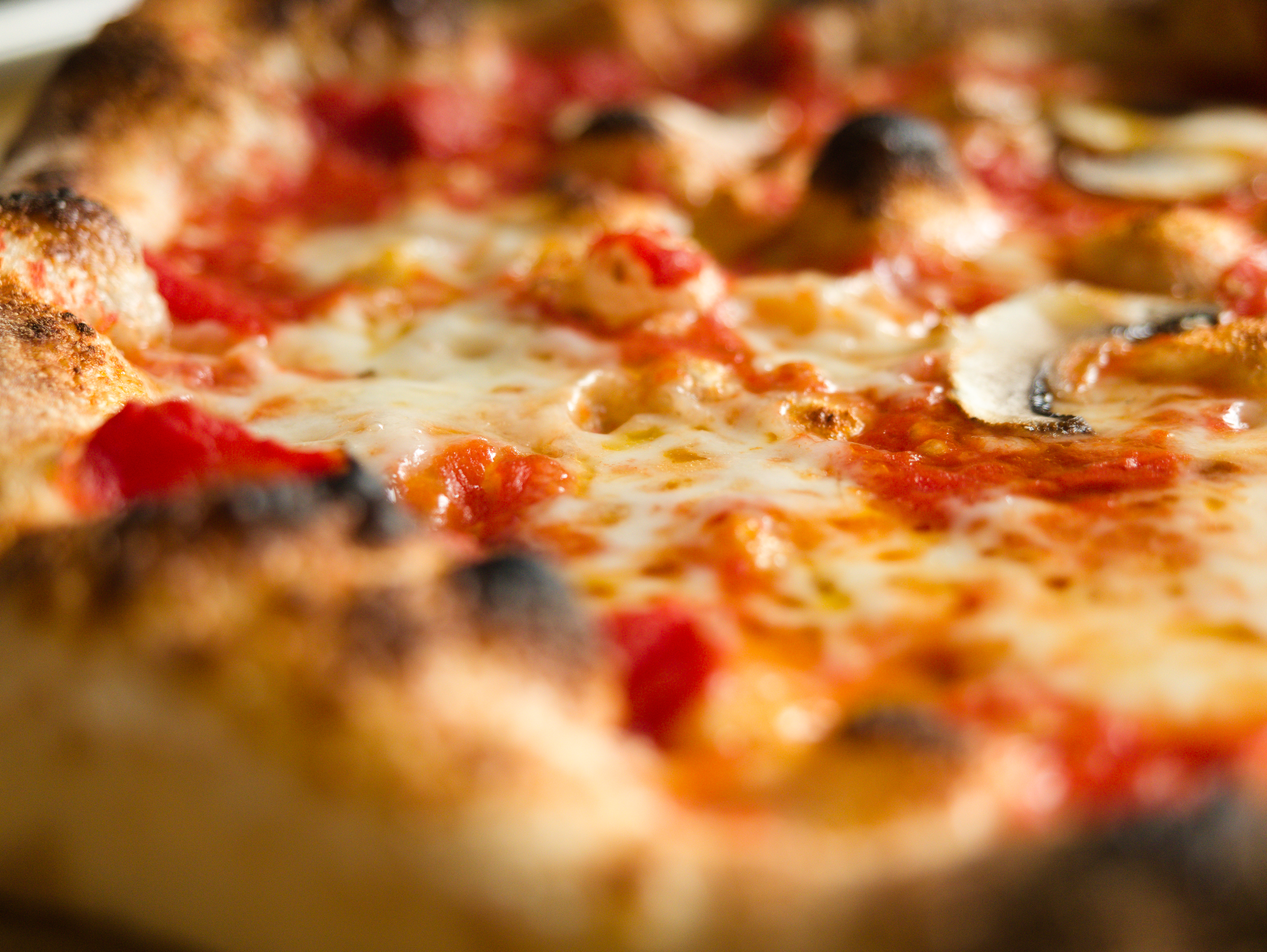 eine leckere Pizza Margherita mit luftigem Rand und Fior die Latte ist zu sehen. Es ist eine neapolitanische Pizza.